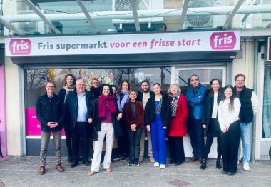 Bezoek Stichting Studiezalen - groepsfoto supermarkt Fris