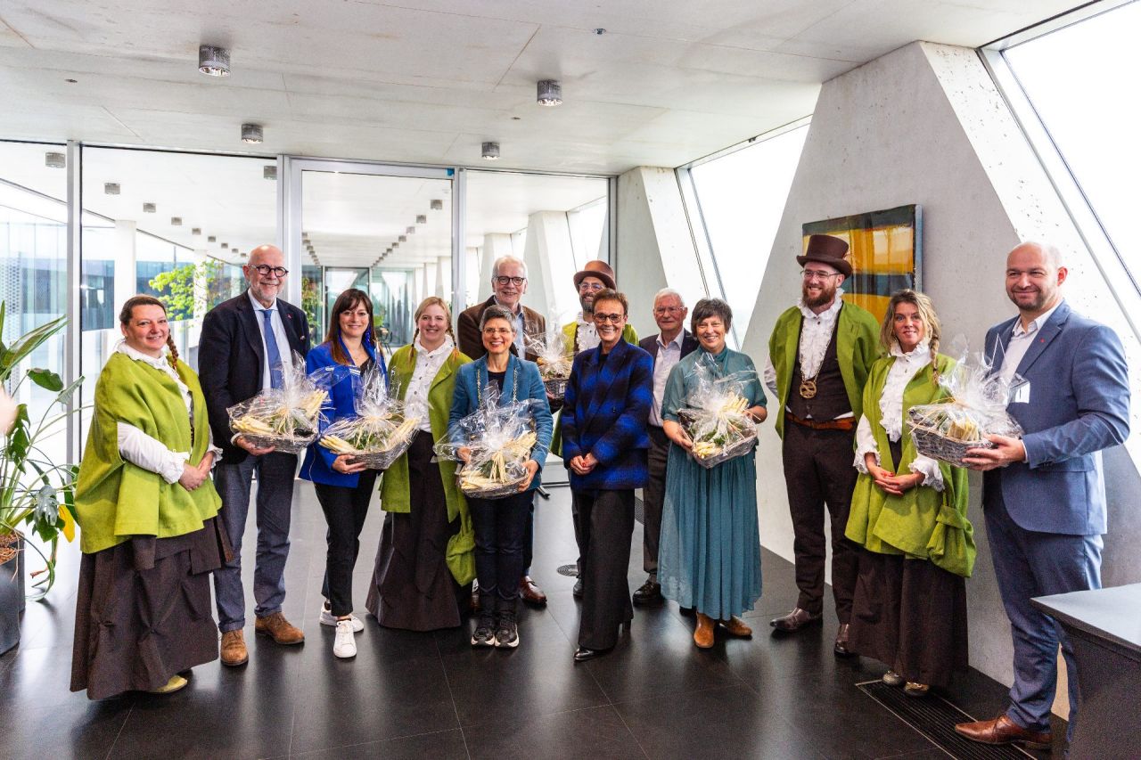 Overhandiging asperges - groepsfoto met deputatie