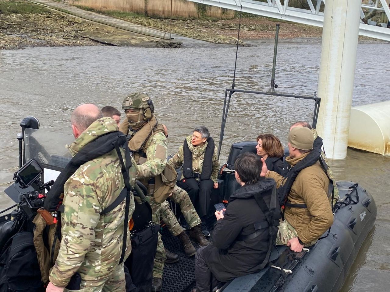 Inhuldiging pontonbrug - gouverneur vaart mee met Zodiac